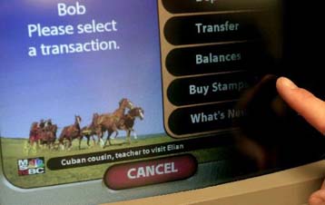 Το e-banking υποχρεώνει τις παραδοσιακές τράπεζες σε περικοπές εξόδων