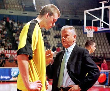 Κάτι κρύβεται πίσω από τον Τσακαλίδη