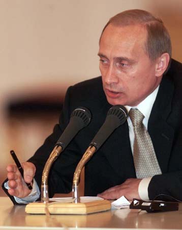 Η Ρωσία θα συνδυάσει τη δημοκρατία με τις δικές της αξίες δηλώνει ο Πούτιν πριν μεταβεί στην Ιταλία