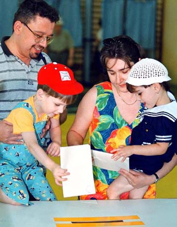 Η αποχή κρατά ανοιχτές τις κάλπες μέχρι τα μεσάνυχτα στη Ρουμανία