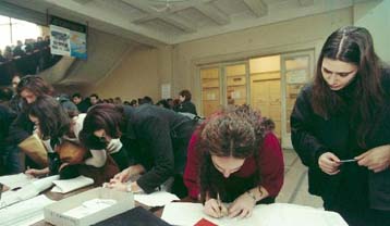 Ριζικές αλλαγές φέρνει στο Δημόσιο το σχέδιο της Β.Παπανδρέου για τις προσλήψεις