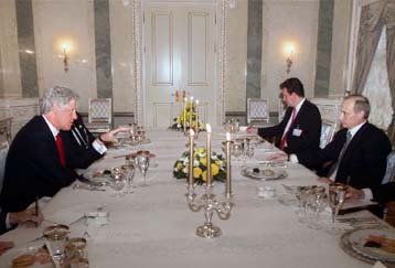 Υποδοχή … τζαζ επιφύλαξε ο Πούτιν στον Κλίντον