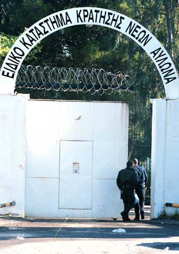 Αυξάνονται κάθε χρόνο οι υποθέσεις ανήλικων παραβατών στα ελληνικά δικαστήρια