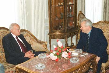 Συνάντηση  Παπούλια – Μιλόσεβιτς στο Βελιγράδι