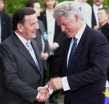 Κλίντον και Σρέντερ στηρίζουν τη Ρωσία