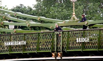 Εξερράγη βόμβα σε γέφυρα του Λονδίνου – Υπόνοιες για ανάμειξη Ιρλανδών τρομοκρατών