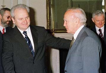 Στο Βελιγράδι μεταβαίνει ελληνική αντιπροσωπεία υπό τον Κάρολο Παπούλια