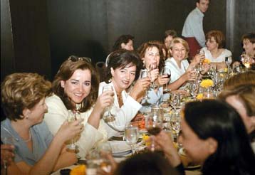 Η ισότητα στο τραπέζι -μεταξύ τυρού και αχλαδίου- από τις γυναίκες πολιτικούς