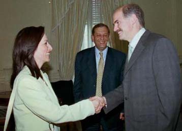 Συνάντηση του υπουργού Εξωτερικών με την Αννα Διαμαντοπούλου