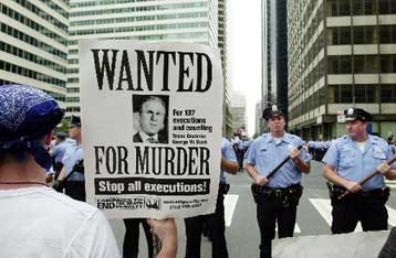 Εν μέσω διαδηλώσεων επικύρωσαν οι Ρεπουμπλικάνοι την υποψηφιότητα Μπους