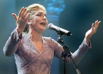 Η Ιρανή τραγουδίστρια Γκούγκους ζωντανά στη σκηνή ύστερα από δύο δεκαετίες