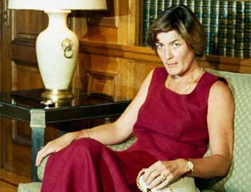 Προδομένη αλλά αποφασισμένη δηλώνει η χήρα Σόντερς