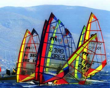 Η άπνοια κράτησε τους νεαρούς σέρφερ του Παγκοσμίου Πρωταθλήματος στην ξηρά