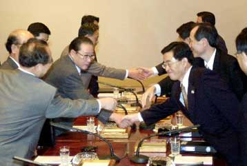 Πιο κοντά Βόρειος και Νότιος Κορέα μετά την πρώτη ημέρα των μεταξύ τους συνομιλιών