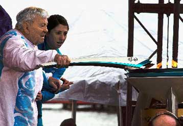 Περισσότεροι από 70.000 άνθρωποι υποδέχθηκαν όρθιοι τη φλόγα στη Μελβούρνη