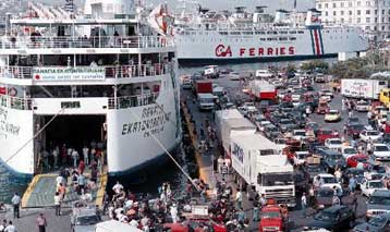 Με κάθε μέσο εγκαταλείπουν οι Αθηναίοι την πρωτεύουσα