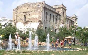 Το κτίριο του ΦΙΞ στην Πατησίων κατεδάφισε ο Δήμος Αθηναίων – Εξαλλος ο Πάγκαλος