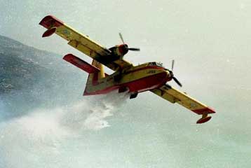 Σε εξέλιξη η μεγάλη πυρκαγιά στον Κάλαμο – Απειλήθηκαν σπίτια