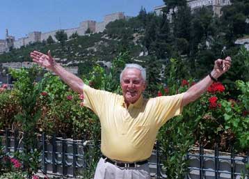 Ο Κερκ Ντάγκλας επίτιμος προσκεκλημένος του βασιλιά της Ιορδανίας για μια βόλτα στα σύννεφα