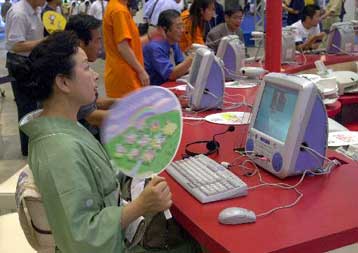 Αυξάνονται οι χρήστες υπολογιστών παγκοσμίως – Μεγαλώνει το ψηφιακό χάσμα