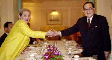 Ιστορική συνάντηση ΗΠΑ – Β.Κορέας ανοίγει το δρόμο για προσέγγιση των δύο εθνών