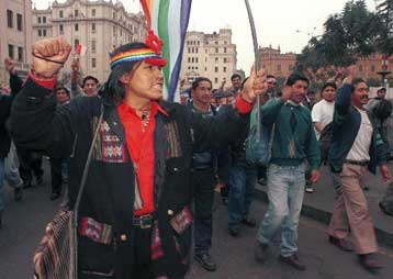 Ορκίζεται η νέα κυβέρνηση Φουτζιμόρι στο Περού εν μέσω διαδηλώσεων