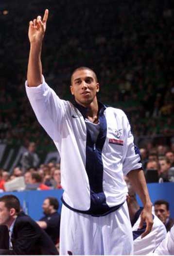 Ο Κάρλτον Μάιερς πρώτος έγχρωμος σημαιοφόρος της Ιταλίας στο Σίδνεϊ