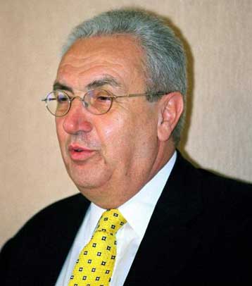 Δίπλα στους ποδοσφαιριστές του Αρη  ο Δ.Κοντομηνάς