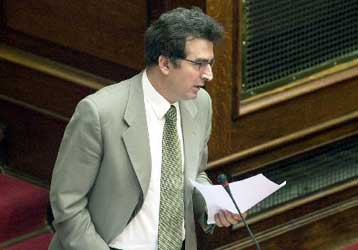 Ψηφίστηκε στη Βουλή το νομοσχέδιο για τις προσλήψεις στην ΕΛ.ΑΣ. – Επίθεση Χρυσοχοΐδη κατά της ΝΔ