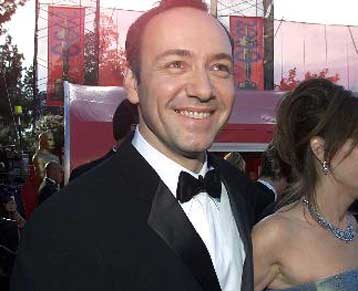 O Κέβιν Σπέισι στηρίζει το αγγλικό θέατρο