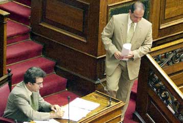 Κόντρα Καραμανλή και Χρυσοχοΐδη στη Βουλή για το οργανωμένο έγκλημα