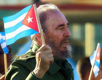 Ο Φιντέλ Κάστρο ηγείται αντιαμερικανικής πορείας στην Κούβα