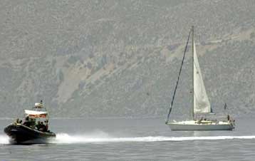 Ενας άνδρας του Λιμενικού τραυματίας από τη συμπλοκή με τον πειρατή του Ερατώ