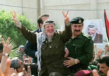 Υποδοχή ήρωα επιφύλαξαν οι Παλαιστίνιοι στον Αραφάτ