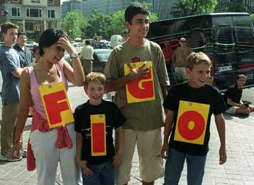 Οι φίλαθλοι της Μπαρτσελόνα ξεσηκώθηκαν κατά του Φίγκο!