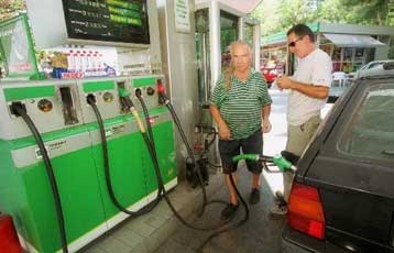 Φθηνότερα κατά εννέα δραχμές τα καύσιμα από το βράδυ της Τετάρτης