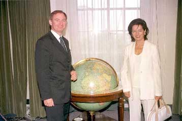 Τη βρετανική δημόσια διοίκηση μελετά η Β.Παπανδρέου στο Λονδίνο – Και η τρομοκρατία στο τραπέζι