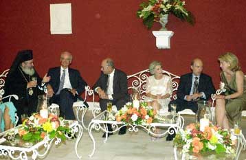 Σημίτης και Χριστόδουλος αντάλλαξαν μια τυπική χειραψία στη δεξίωση της Δημοκρατίας