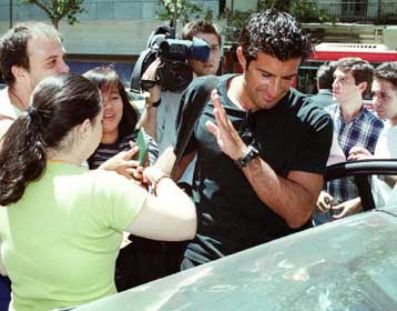 Η Ρεάλ ανακοίνωσε τον Φίγκο με ποσό ρεκόρ