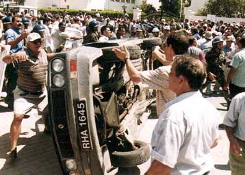 Σοβαρά επεισόδια στα Κατεχόμενα – Διαδηλωτές καταλαμβάνουν τη Βουλή
