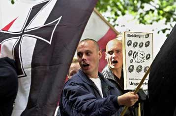 Λίστες στόχων δημοσιοποιούν στο Internet νεοναζί