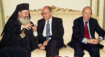 Συνάντηση Σημίτη – Χριστόδουλου στη δεξίωση για την αποκατάσταση της Δημοκρατίας