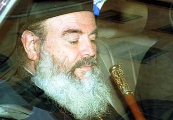 Χαμηλοί τόνοι Χριστόδουλου από την Τήνο, αλλά οι επιθέσεις ιεραρχών συνεχίζονται