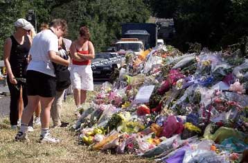 Σοκ προκαλεί στη Βρετανία η δημοσίευση από τον Τύπο φωτογραφιών παιδεραστών