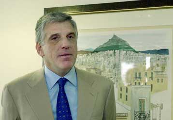 Μείωση των πόρων για την τοπική αυτοδιοίκηση εξετάζει η κυβέρνηση