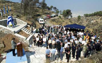 Μνημείο για τους πυροσβέστες που χάθηκαν πριν από δύο χρόνια στον Υμηττό