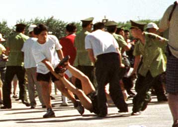 Επεισοδιακή διαδήλωση οπαδών του Φαλούν Γκονγκ στο Πεκίνο