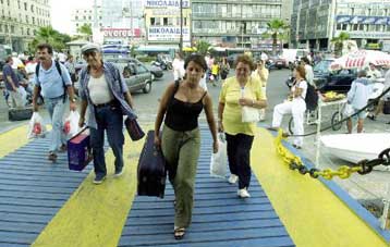 Εκτός των τειχών οι κάτοικοι των αστικών κέντρων