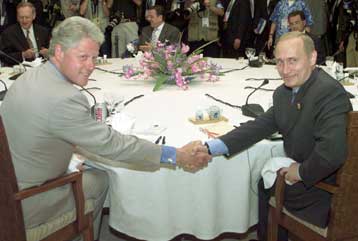 Κλίντον και Πούτιν δεσμεύτηκαν για έλεγχο των εξοπλισμών από την Οκινάουα