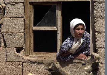 Ο τουρκικός στρατός εκδιώκει Κούρδους από τα χωριά τους